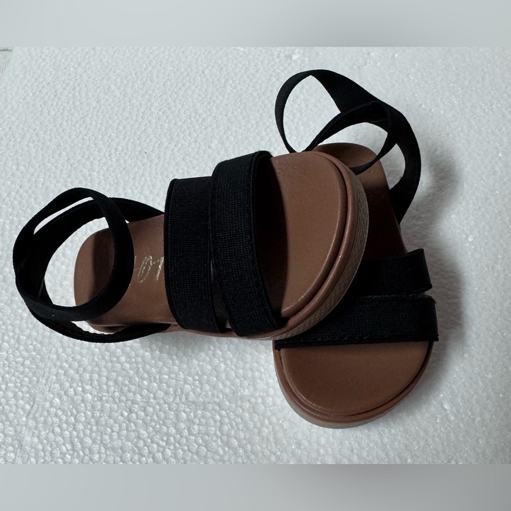 Hot Cakes Black Strappy Elastic Sandals with Brown Footbed Size 2”Toddler Girls